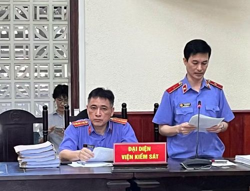  Đại diện Viện Kiểm sát nhân dân tỉnh công bố cáo trạng. Ảnh: Ngọc Luận 