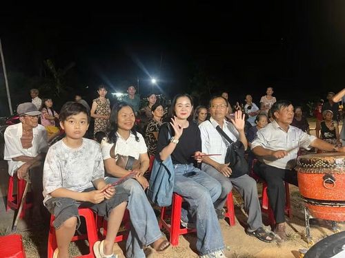 Người dân hào hứng tham gia hội bài chòi, tạo nên không khí vui tươi, náo nhiệt tại thôn Đông Lâm, xã An Nhơn Tây. Ảnh: ĐVCC