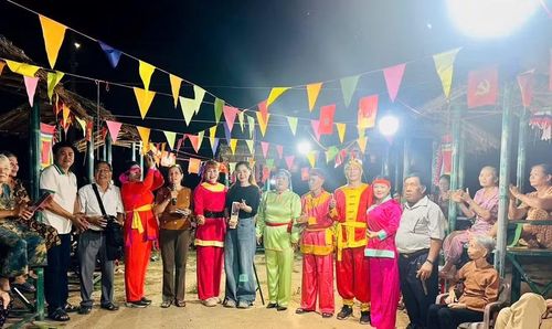 Hoạt động biểu diễn bài chòi góp phần gìn giữ, lan tỏa giá trị văn hóa truyền thống trong đời sống cộng đồng. Ảnh: ĐVCC