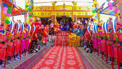 Lễ hội cầu ngư làng biển Vĩnh Lợi diễn ra trang nghiêm, rực rỡ sắc màu. Ảnh: Ngọc Nhuận