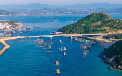 Lễ nghinh thần Nam Hải nhập điện với đoàn tàu cá rước lễ từ biển về bờ. Ảnh: Dũng Nhân