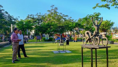 Các tác phẩm điêu khắc hiện đại tạo điểm nhấn cho không gian triển lãm “Giao hòa 2”. Ảnh: Ngọc Nhuận