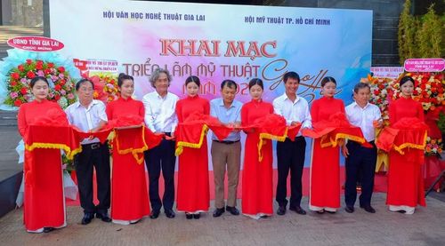 Các đại biểu cắt băng khai mạc triển lãm mỹ thuật “Giao hòa 2” năm 2026. Ảnh: Ngọc Nhuận