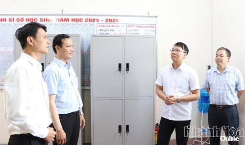 Đồng chí Nguyễn Thanh Hà kiểm tra phòng chứa tủ đựng đề thi, bài thi tại điểm thi Trường THCS Võ Thị Sáu (phường Nam Nha Trang).