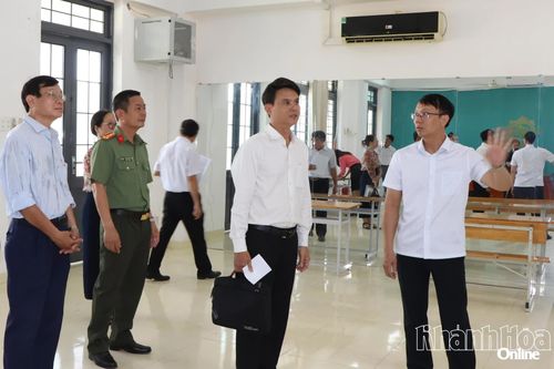 Ban Chỉ đạo Kỳ thi tuyển sinh vào lớp 10 THPT năm học 2026 - 2027 tỉnh kiểm tra công tác chuẩn bị cho kỳ thi tại điểm thi Trường THPT Phạm Văn Đồng (phường Nha Trang).