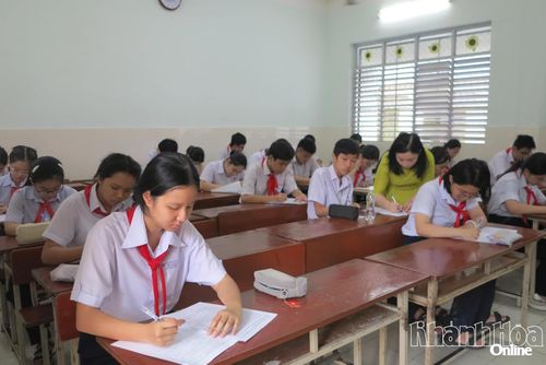 Học sinh lớp 9 Trường THCS Âu Cơ (phường Nha Trang) tham gia kỳ thi thử vào lớp 10. Ảnh: K.D