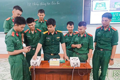 Thiếu tá Phạm Kỳ hướng dẫn tính năng, khai thác sử dụng sản phẩm bộ tổng đài thông tin thông thoại nội bộ cho học viên
