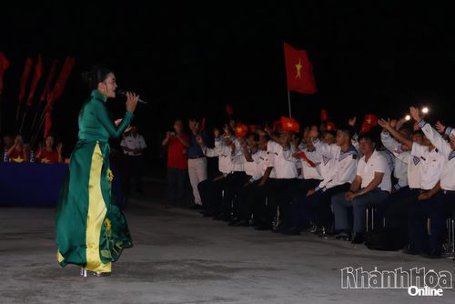 Ca sĩ Nguyễn Hoài Thương hát và giao lưu cùng các chiến sĩ tại đảo Trường Sa.