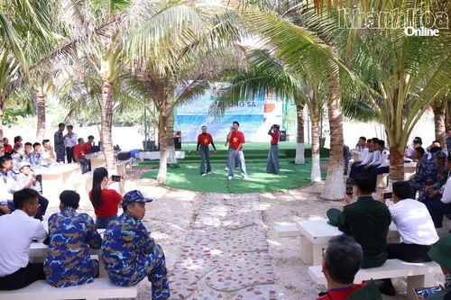 Các ca sĩ, diễn viên Nhà hát Nghệ thuật truyền thống tỉnh giao lưu cùng các chiến sĩ tại đảo Song Tử Tây.