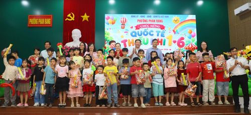 Lãnh đạo phường Phan Rang tặng quà cho các cháu thiếu nhi.