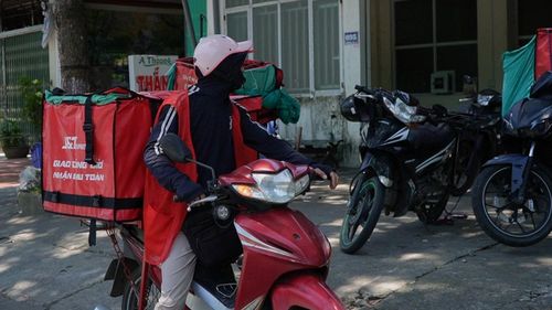 Shipper trang bị áo, mũ, khẩu trang chống nắng để duy trì công việc dưới thời tiết nắng nóng.