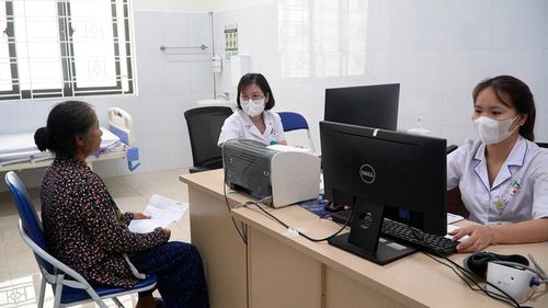 Người cao tuổi bị ảnh hưởng sức khỏe do thời tiết nắng nóng.