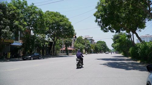 Ngay từ sáng sớm, nền nhiệt đã tăng cao khiến không khí ngoài trời trở nên oi bức, ngột ngạt.