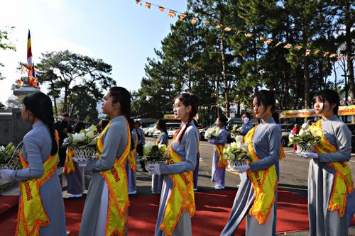 Nghi lễ dâng hoa tại Đại lễ Phật đản