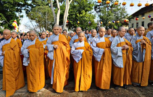 Đông đảo tăng ni, phật tử tham dự Đại lễ Phật đản