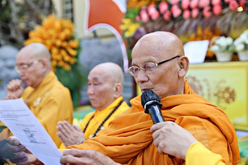 Hòa thượng Thích Giác Cảnh, thành viên Hội đồng Chứng minh Trung ương Giáo hội Phật giáo Việt Nam đọc Thông điệp Phật đản của Đức Pháp chủ Giáo hội Phật giáo Việt Nam
