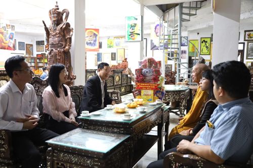Đoàn công tác của tỉnh thăm, chúc mừng, tặng quà tại Thiền viện Vạn Hạnh (phường Lâm Viên - Đà Lạt)