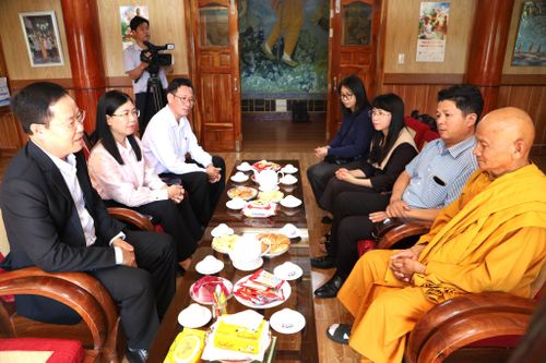 Đoàn công tác tỉnh Lâm Đồng thăm, chúc mừng các vị chức sắc, tăng ni, phật tử Tịnh xá Ngọc Đức (phường Xuân Hương - Đà Lạt)