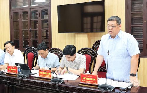 Đồng chí Đỗ Trung Nam, Phó Bí thư Thường trực Đảng ủy phường Hoa Lư phát biểu tại hội nghị.