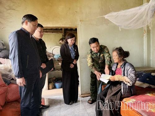 Lãnh đạo xã Nật Sơn đến thăm, tặng quà các hộ gia đình có hoàn cảnh đặc biệt khó khăn trên địa bàn xã.