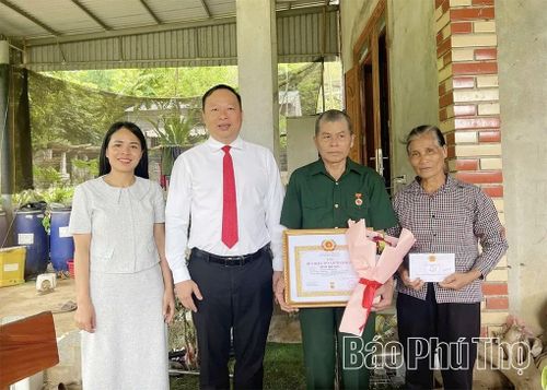 Thường trực Đảng ủy xã Nật Sơn trao Huy hiệu Đảng tận nhà cho những đảng viên tuổi cao sức yếu.