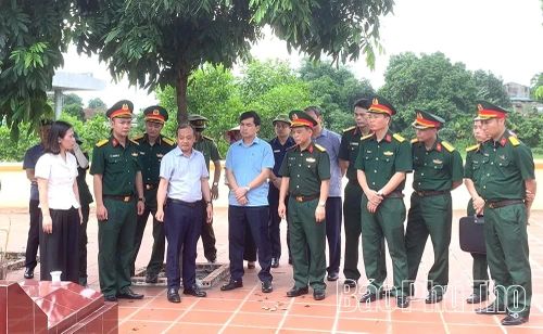 Đoàn công tác Bộ CHQS tỉnh triển khai nhiệm vụ, tổ chức lấy mẫu HCLS đối với các mộ chưa xác định được thông tin để giám định ADN tại Nghĩa trang liệt sĩ xã Phù Ninh.