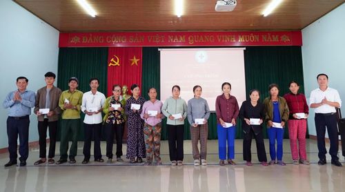 Đại diện lãnh đạo xã Lệ Ninh trao quà cho các gia đình có hoàn cảnh khó khăn, mắc bệnh hiểm nghèo trên địa bàn xã - Ảnh: L.Chi.