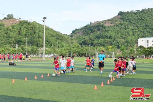 Một buổi tập luyện bóng đá cho các học viên nhóm tuổi 5-6 của CLB Bờm 26.