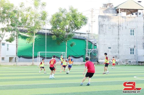 Một buổi tập luyện bóng đá cho các học viên nhóm tuổi 10-15 của CLB Bờm 26.