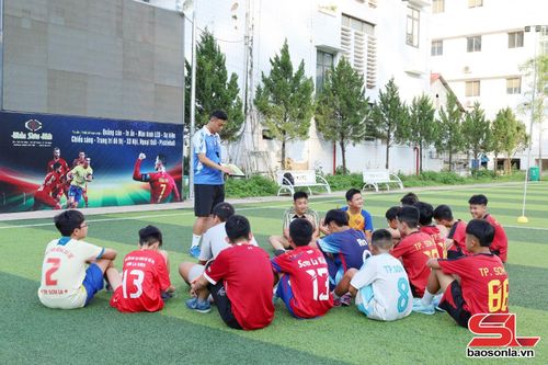 Huấn luyện viên CLB Bờm 26 hướng dẫn chiến thuật cho các học viên.