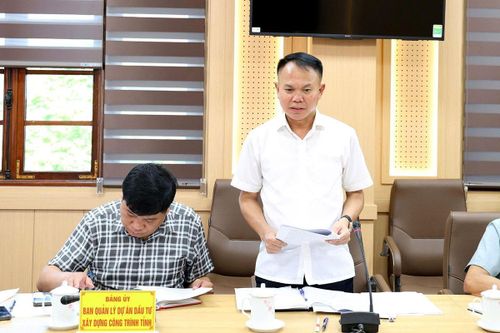 Lãnh đạo Ban Quản lý dự án đầu tư xây dựng công trình tỉnh báo cáo tình hình hoạt động của Ban.