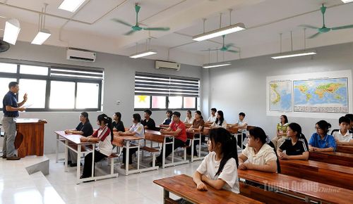 Giám thị phổ biến quy chế thi cho các thí sinh.