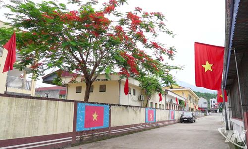 Cung đường rợp cờ hoa của xã Quân Chu.