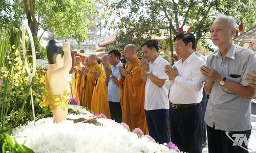 Các đại biểu tham gia nghi lễ tắm Phật.