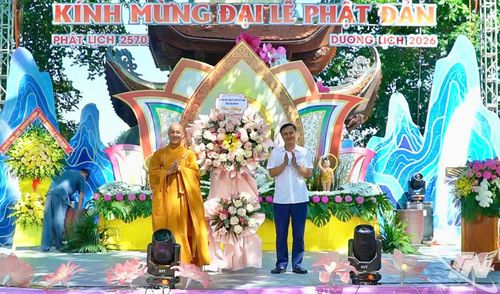 Đồng chí Phó Chủ tịch Thường trực Ủy ban MTTQ Việt Nam tỉnh Thái Nguyên chúc mừng Đại lễ Phật đản tại chùa Khánh Long.