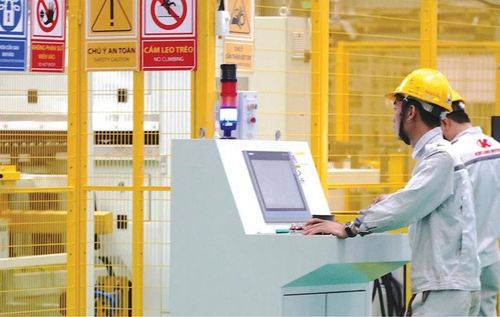 Công nhân Công ty cổ phần Kim Long Motor Huế điều khiển vận hành các thiết bị trong quá trình làm việc