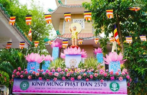 Lễ đài Phật đản do Gia đình Phật tử Xá Lợi thiết trí
