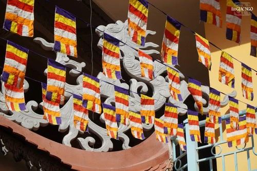 Cờ Phật giáo tại chùa Pháp Bảo