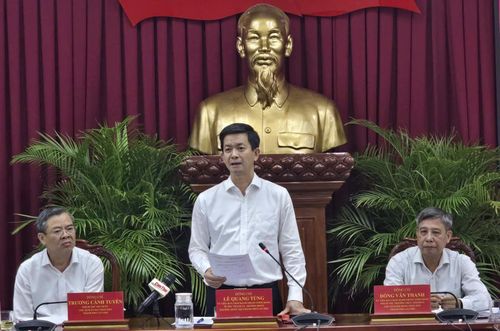 Ông Lê Quang Tùng, Bí thư Thành ủy Cần Thơ chủ trì cuộc họp, chiều 26/5.