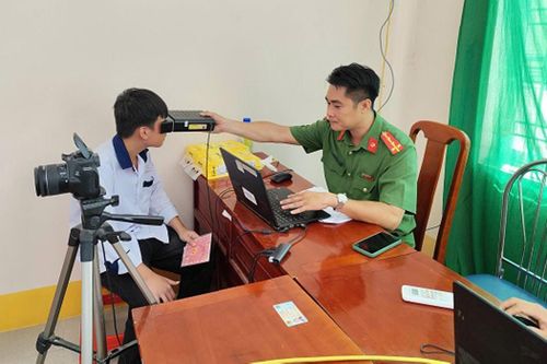 Công an xã Tân Khánh Trung (Đồng Tháp) thu nhận mống mắt cho công dân. Ảnh: Công an tỉnh Đồng Tháp