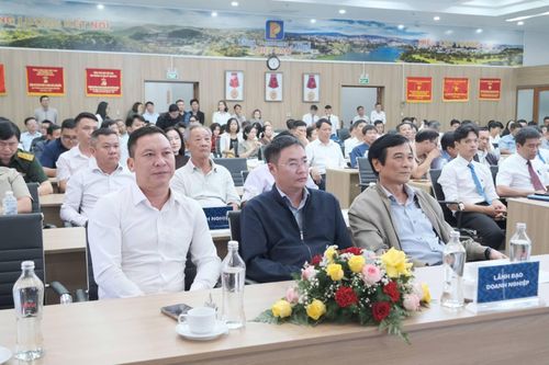 Hội nghị có sự góp mặt đông đảo đại diện các sở, ngành liên quan cùng các thương nhân đầu mối, thương nhân phân phối, doanh nghiệp vận chuyển và hệ thống cửa hàng bán lẻ xăng dầu trên địa bàn tỉnh