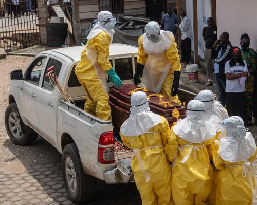 Ccác nhân viên y tế vận chuyển thi thể một bệnh nhân mắc Ebola tới nơi chôn cất tại tỉnh Ituri, Cộng hòa Dân chủ Congo. Ảnh: EPA