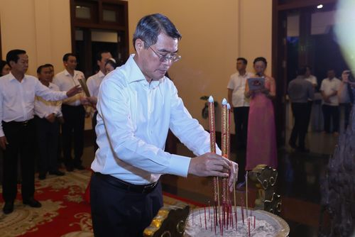 Trước buổi làm việc, Thủ tướng Chính phủ Lê Minh Hưng và đoàn công tác đã dâng hương, dâng hoa tại khu lưu niệm cố Chủ tịch Hội đồng Bộ trưởng Phạm Hùng và khu lưu niệm cố Thủ tướng Chính phủ Võ Văn Kiệt – các nhà lãnh đạo tiền bối xuất sắc, những người con ưu tú của quê hương Vĩnh Long. Ảnh: VGP.
