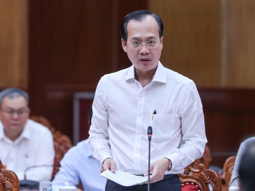 Chủ tịch UBND tỉnh Vĩnh Long Trần Trí Quang báo cáo với Thủ tướng và đoàn công tác. Ảnh: VGP.