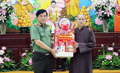 Thiếu tướng Nguyễn Văn Hận chúc mừng, tặng quà Ban Trị sự Giáo hội Phật giáo Việt Nam tỉnh An Giang.