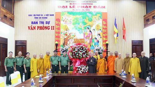 Thiếu tướng Nguyễn Văn Hận cùng Đoàn công tác Công an tỉnh An Giang chúc mừng Đại lễ Phật Đản Ban Trị sự Giáo hội Phật giáo Việt Nam tỉnh An Giang (Văn phòng 2).