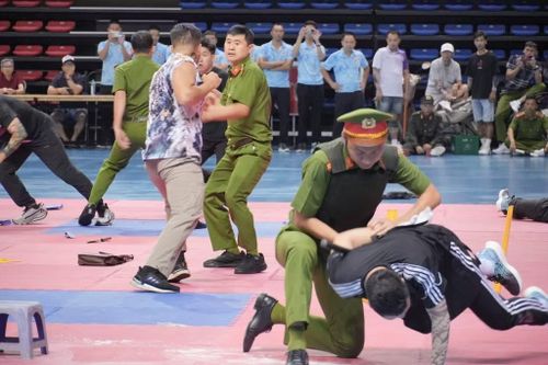 Nội dung võ thuật còn yêu cầu cán bộ, chiến sĩ phối hợp tác chiến tương tự các tình huống trong thực tế công tác, chiến đấu.