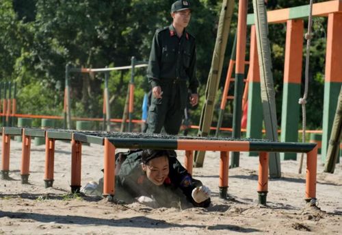 Nội dung bò thấp qua hầm dây thép gai đòi hỏi VĐV phải tập thành thục mới hoàn thành được bài thi.