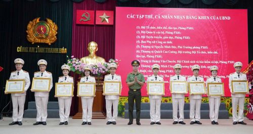 Thiếu tướng Tô Anh Dũng - Giám đốc Công an tỉnh Thanh Hóa trao Bằng khen của Chủ tịch UBND tỉnh tặng các tập thể, cá nhân.