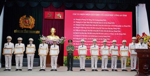 Đại tá Trần Thái Quang Hoàng trao Giấy khen của Giám đốc Công an tỉnh tặng các cá nhân có thành tích xuất sắc trong hoạt động chuyên môn, nghiệp vụ.